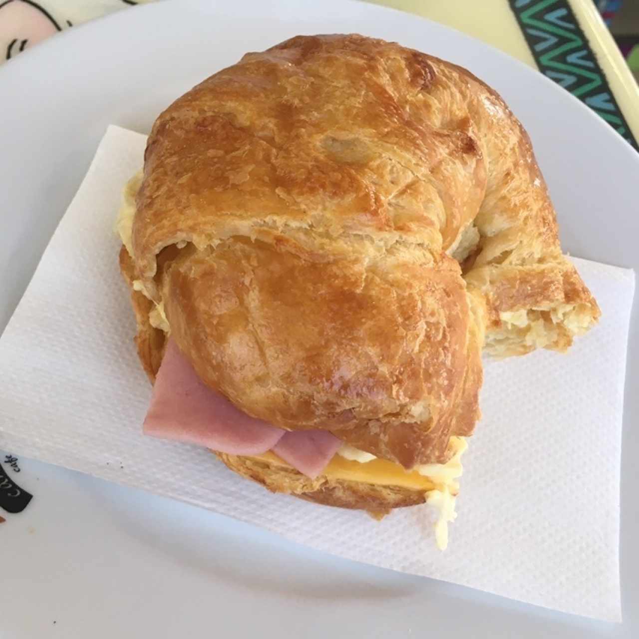 croissant con huevo queso y jamon de pavo
