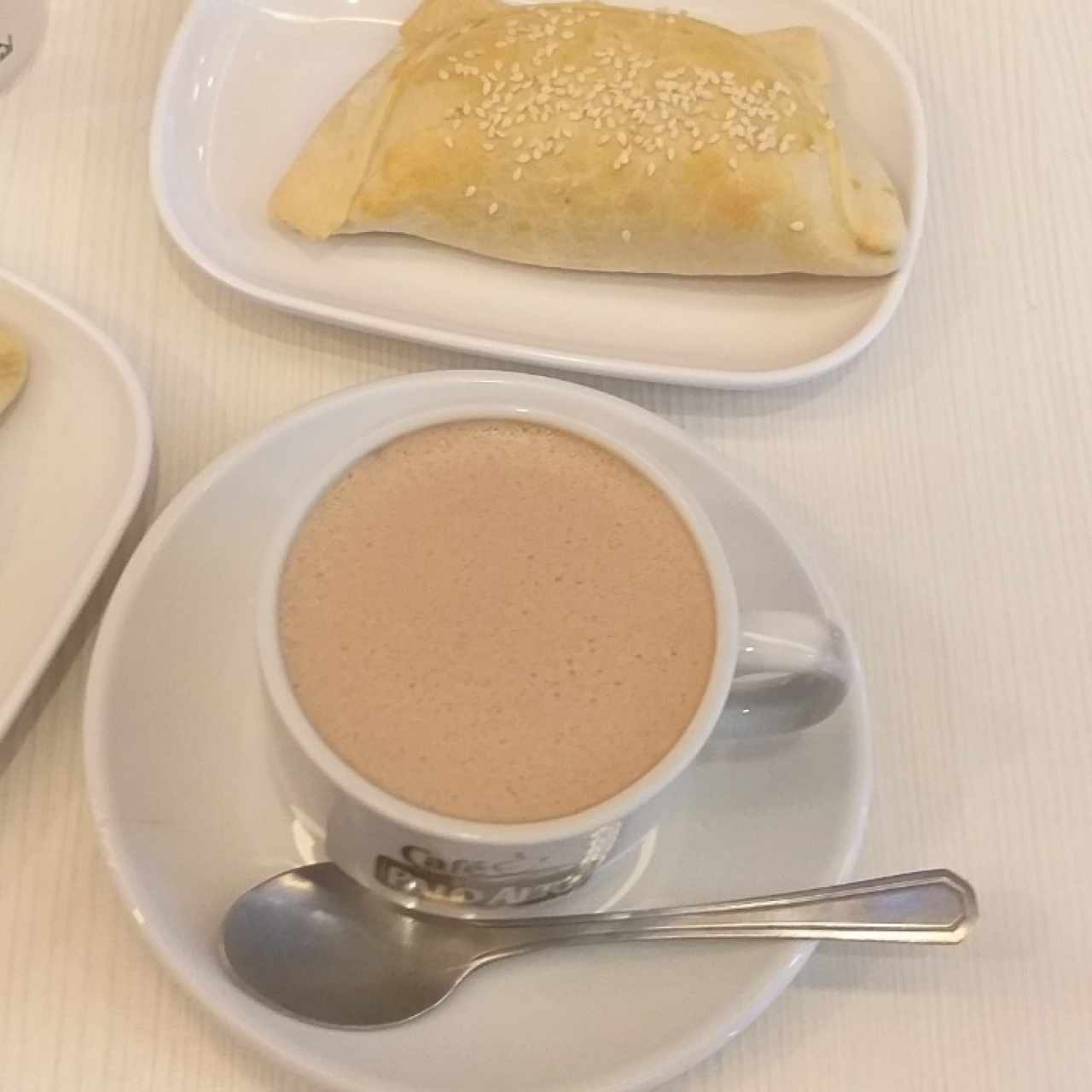 Chocolate caliente y empanada de queso y espinaca