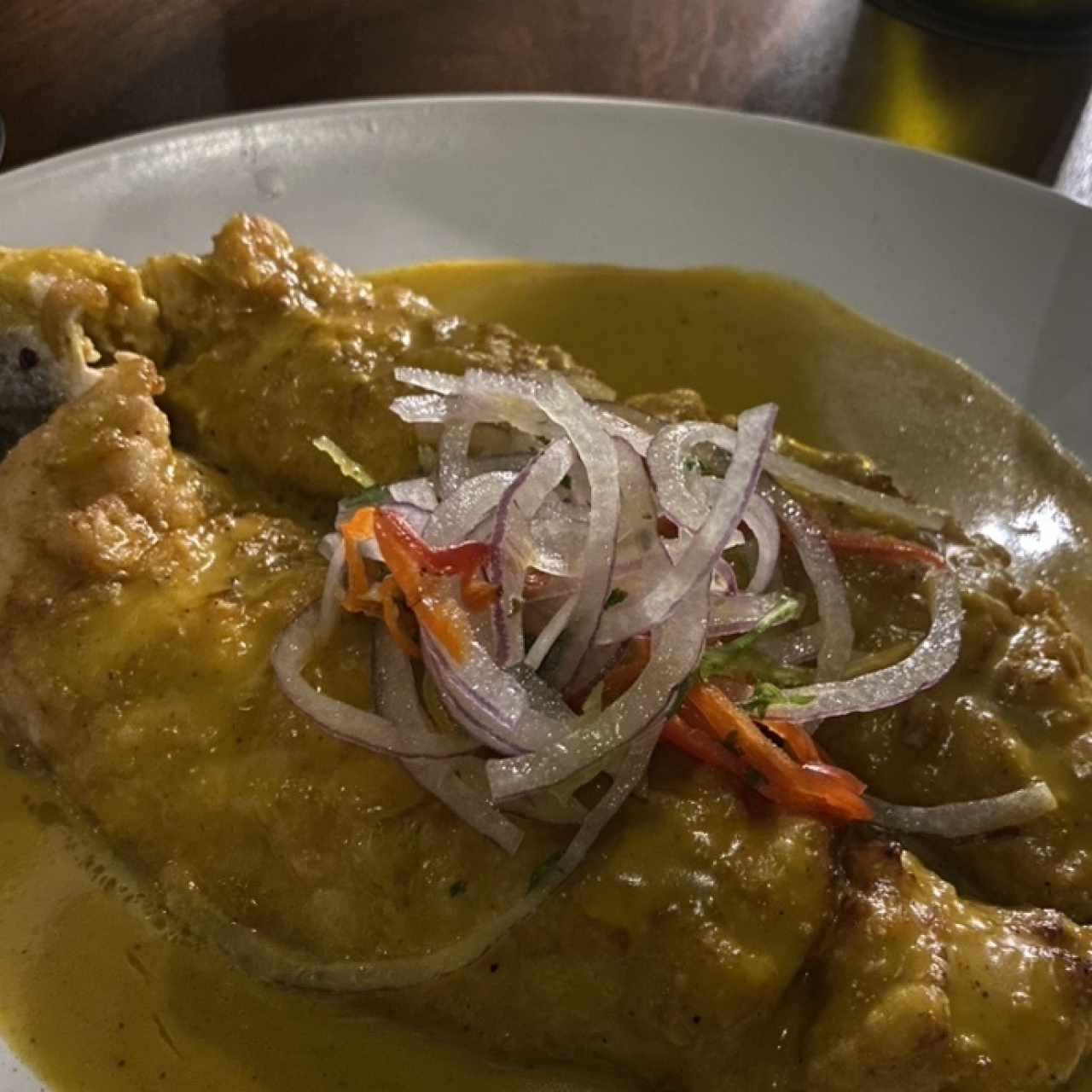 Corvina frita en salsa curry