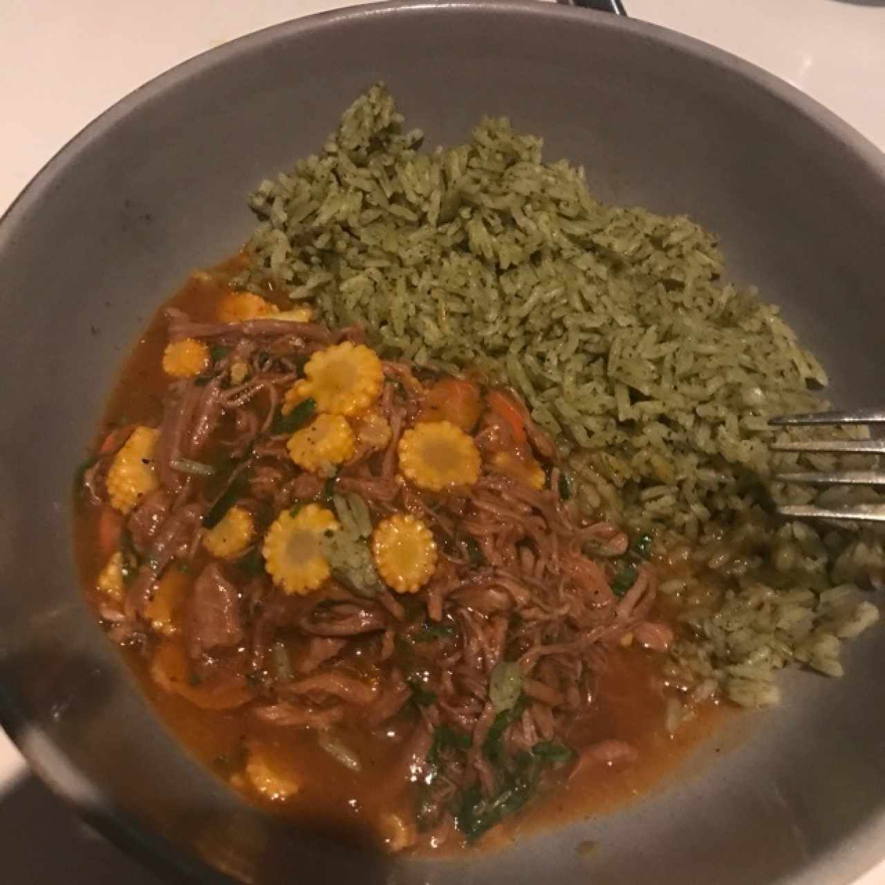 Ropa vieja con arroz verde