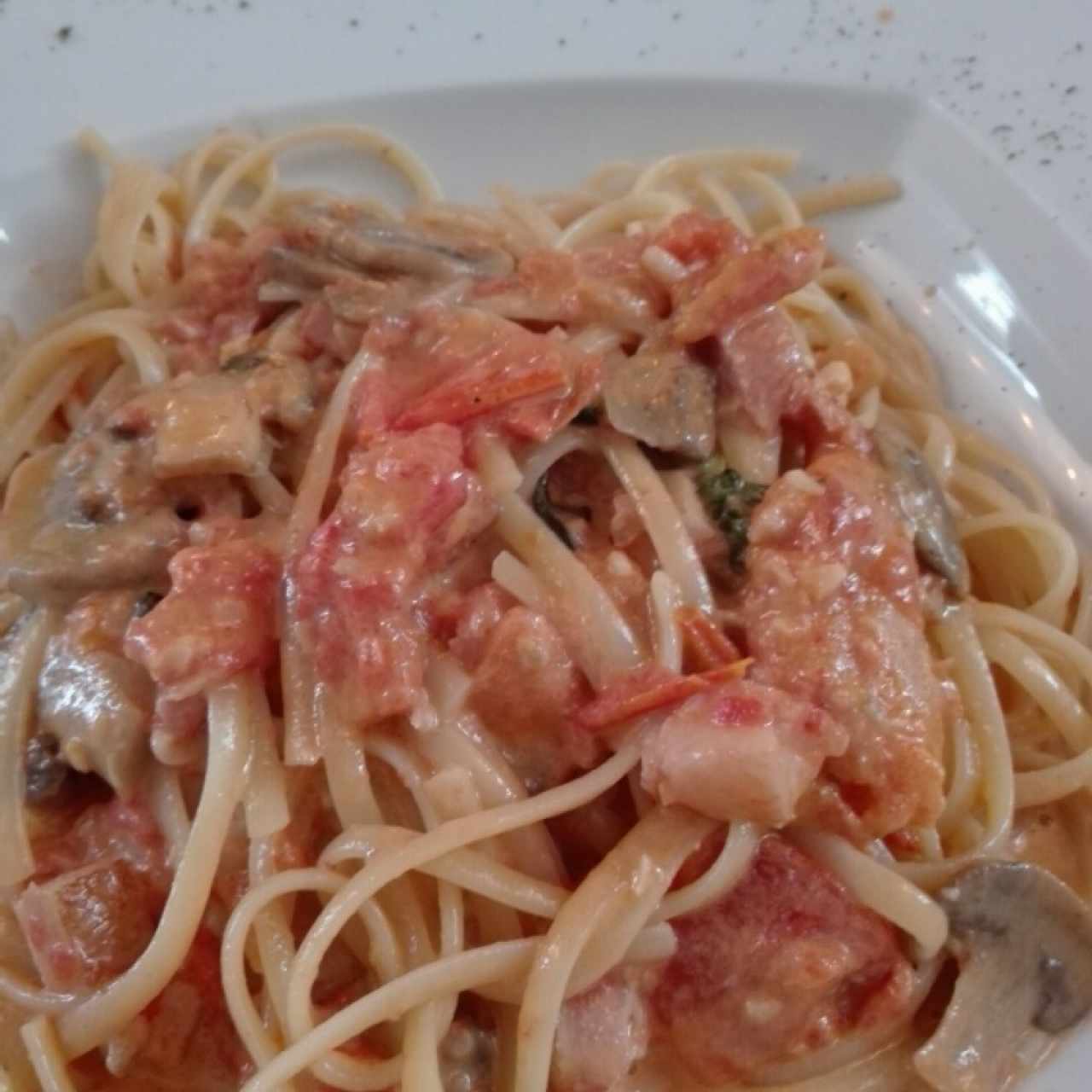 Linguine con tocino y tomate en salsa de crema 