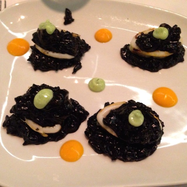 Calamares rellenos de risotto en su tinta