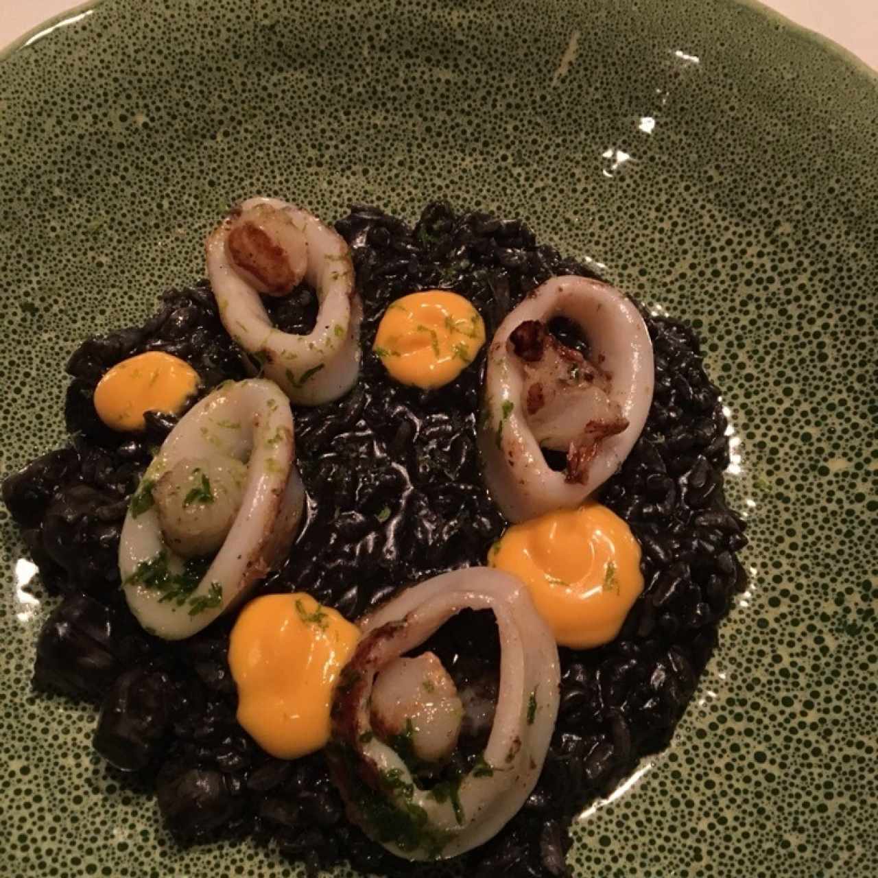 calamares rellenos (2010) arroz negro con conchuelas y salsa de ajo