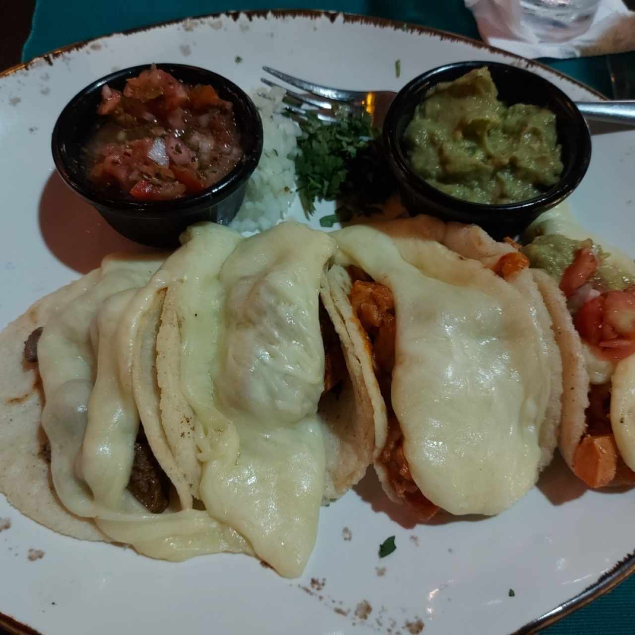 Tacos Mixtos con queso derretido, guacamole y pico de gallo
