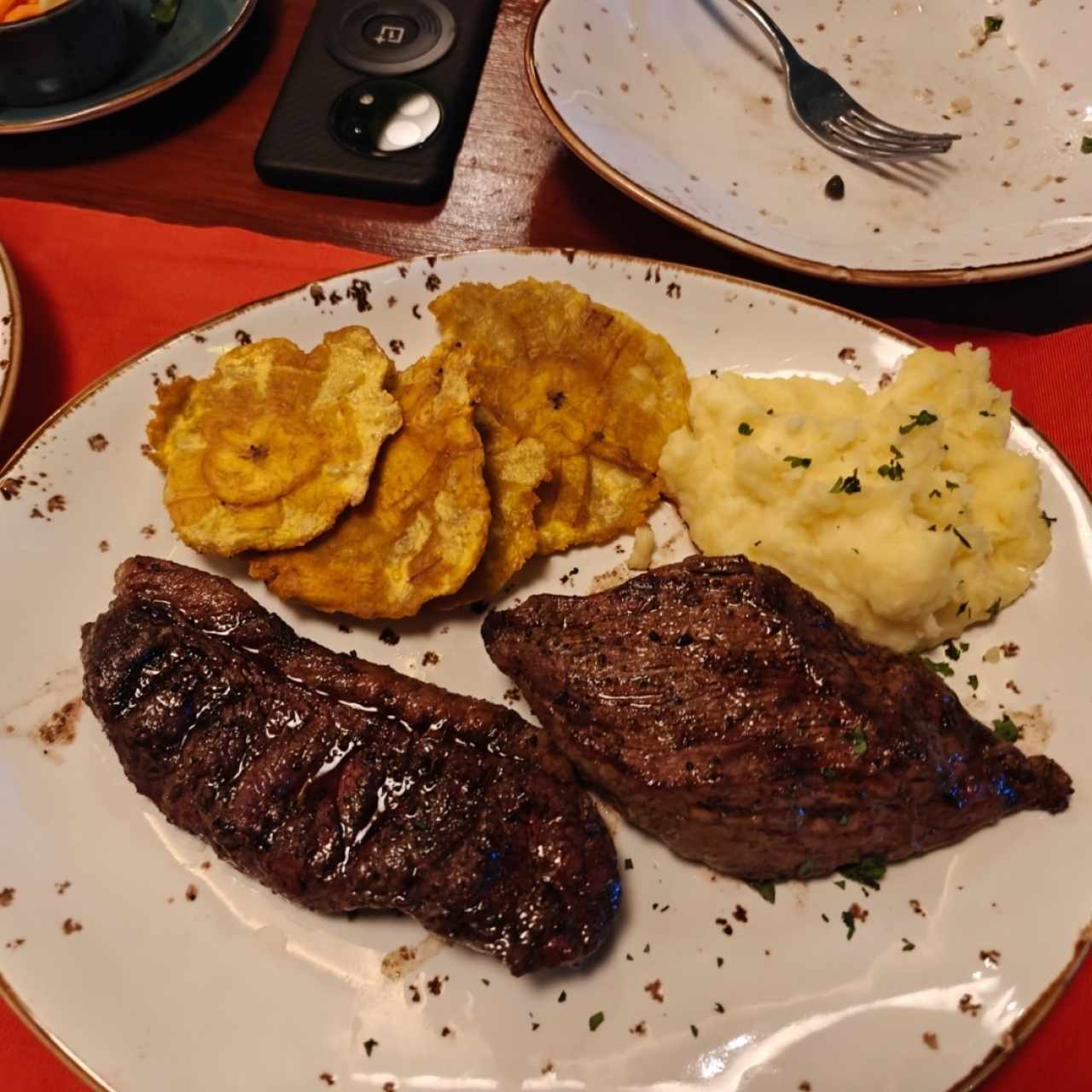 Filete de Res y Picaña con patacones y puré 