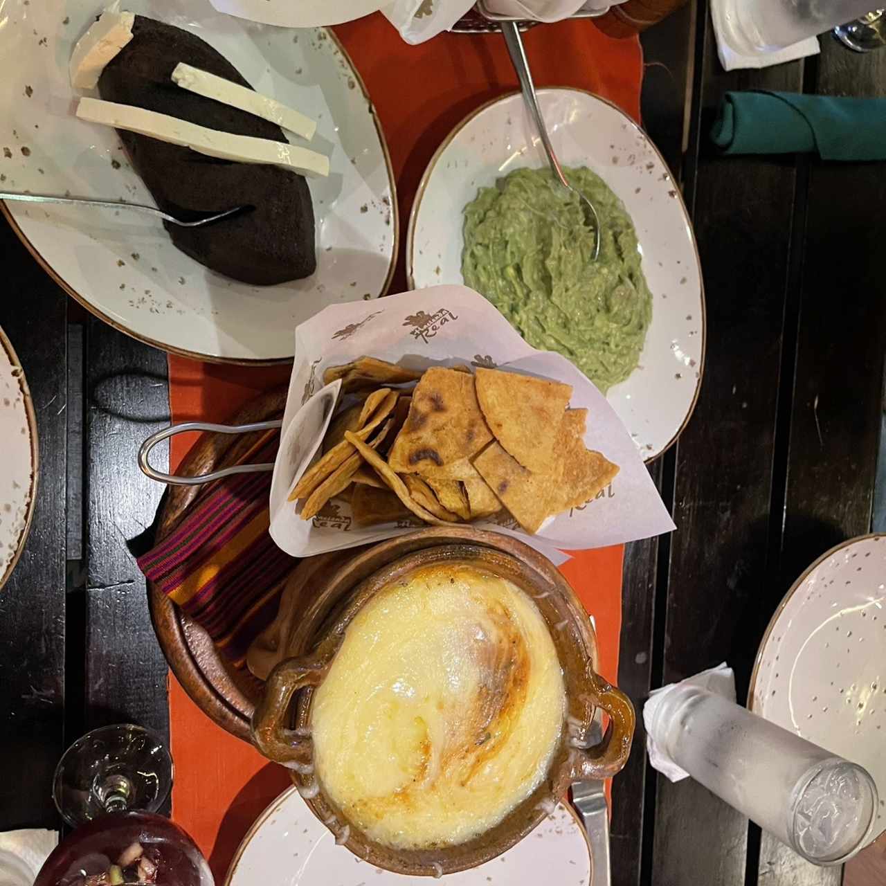 Frijoles Refritos Hacienda, Guacamola y Queso fundido especial