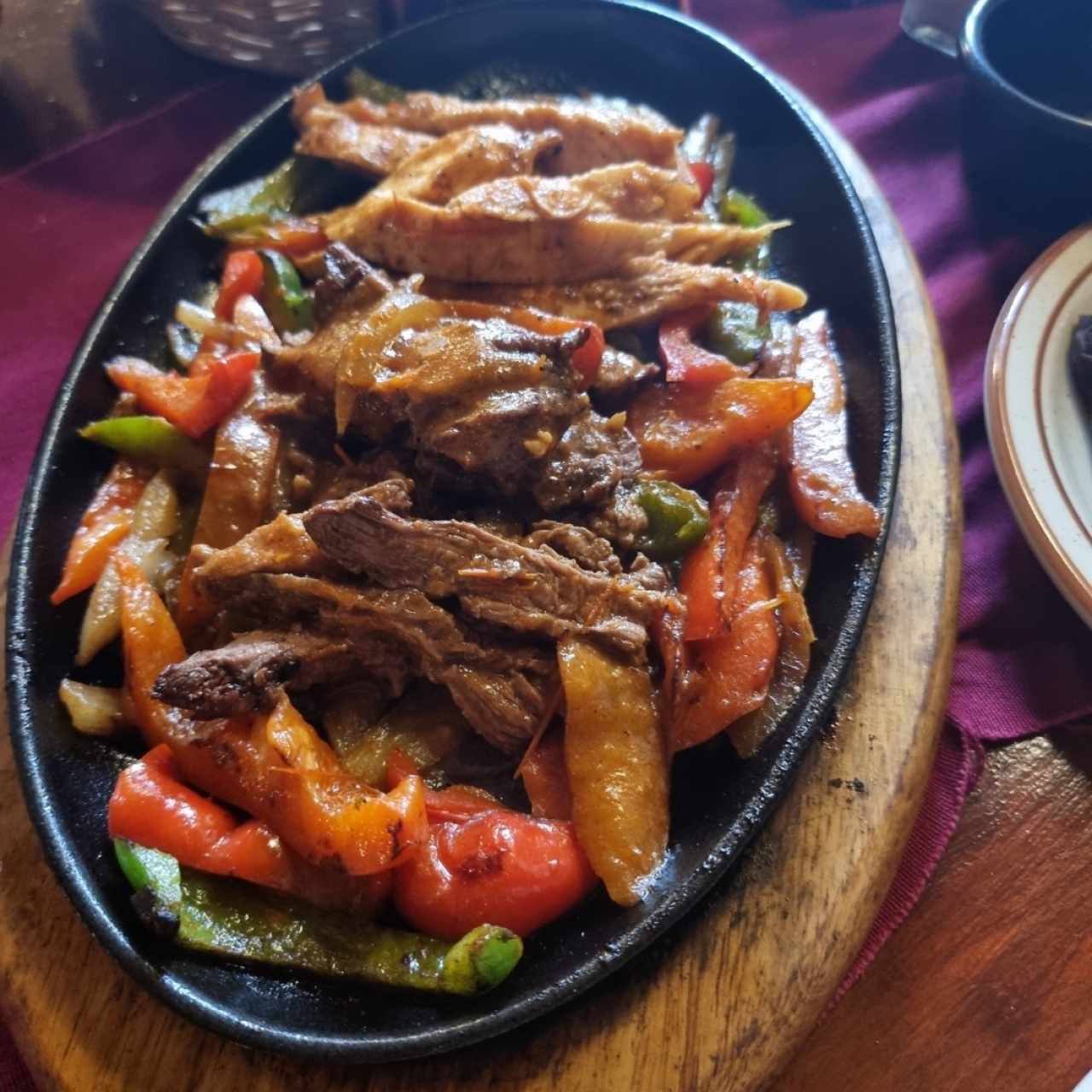 fajitas de pollo y de carne.