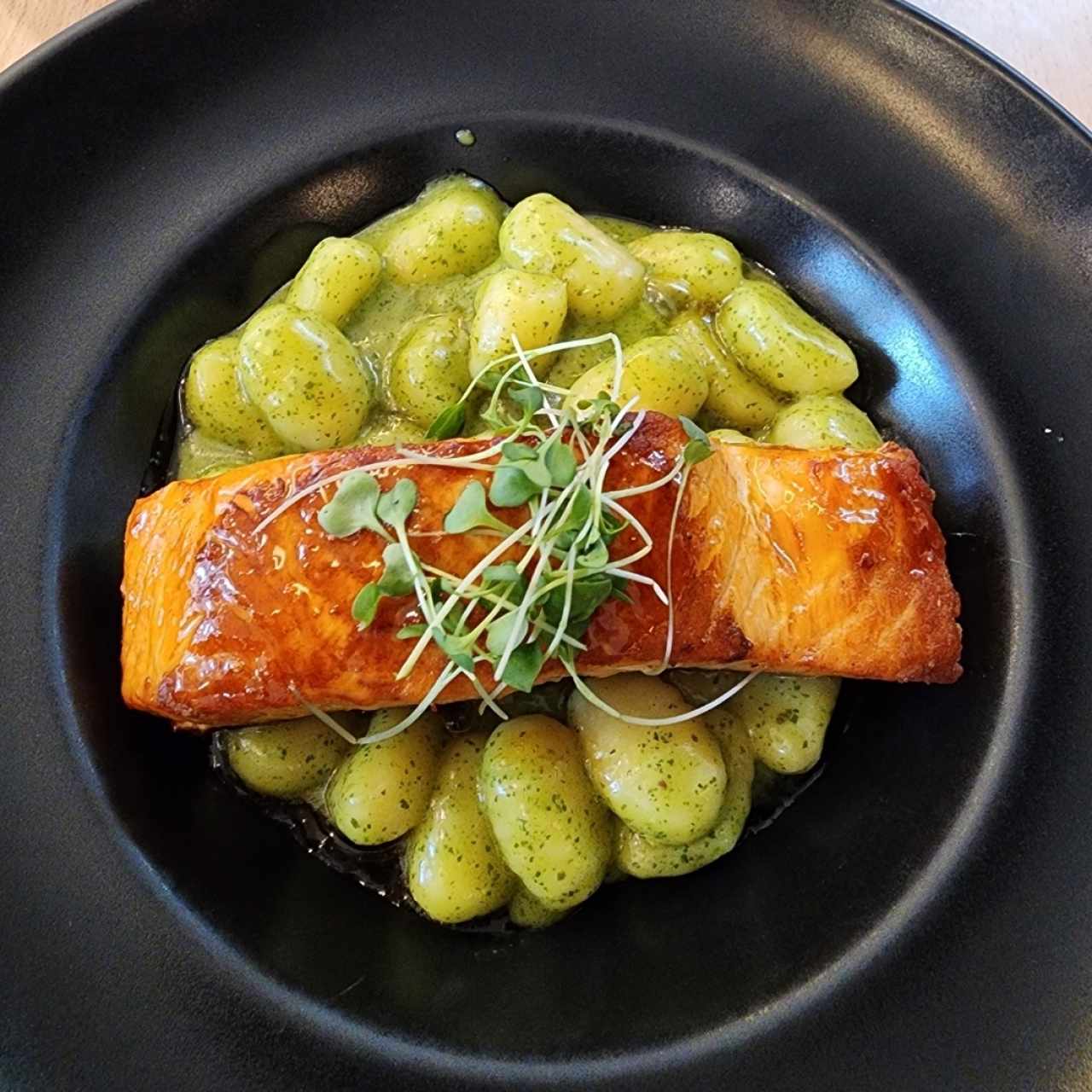 Salmón en Maracuyá y Gnocchi al Pesto