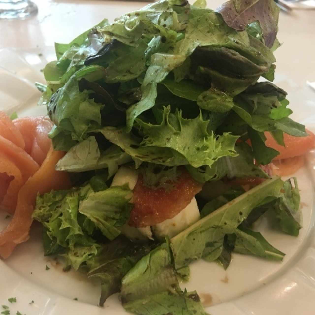 Ensalada caprese con salmón