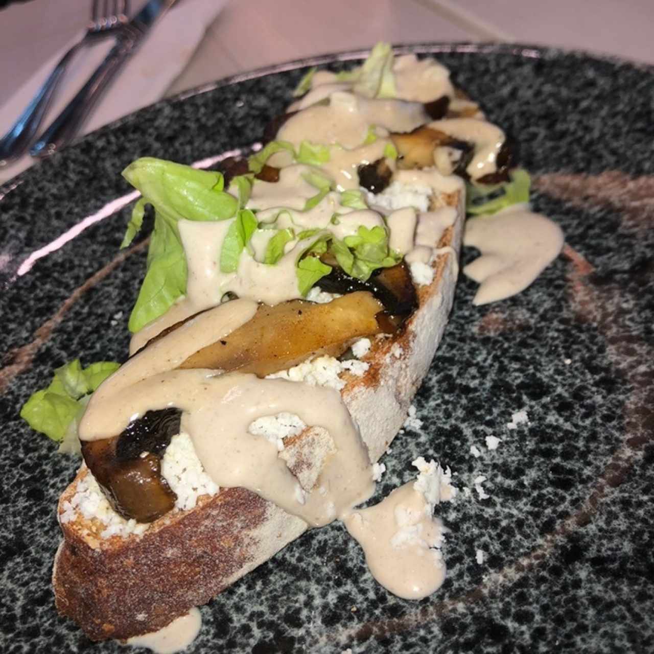 Brusquetas de Hongos Portobello con crema de Trufa y Queso Feta