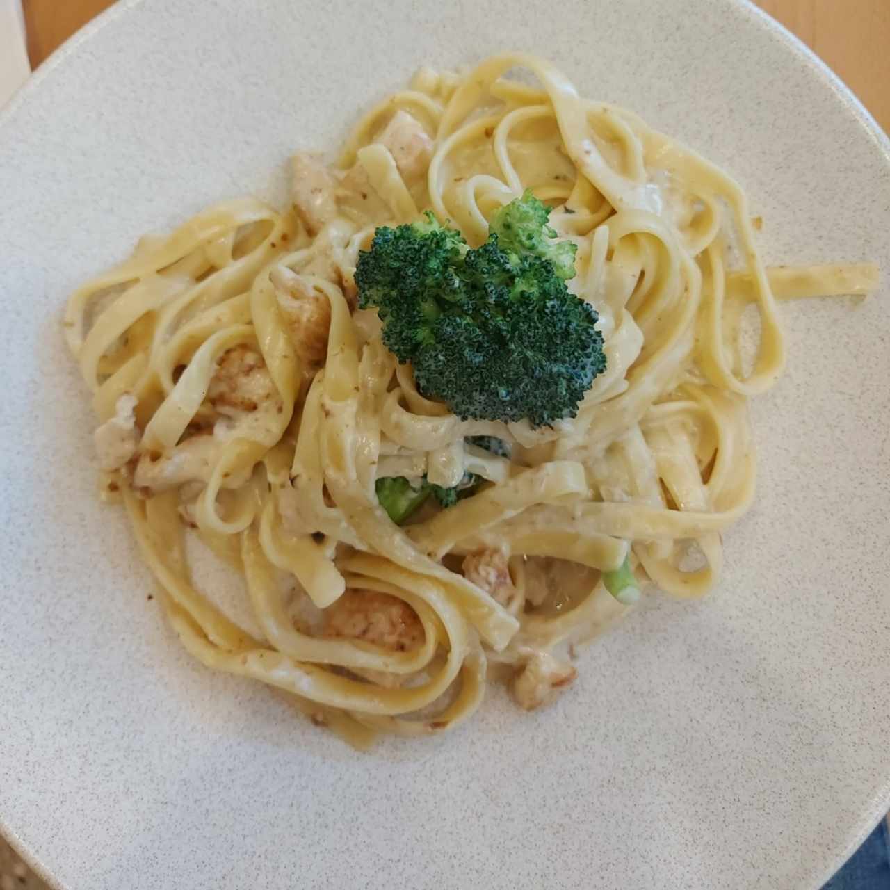 Pasta Fetuccini con pollo y brocolis en salsa queso parmesano