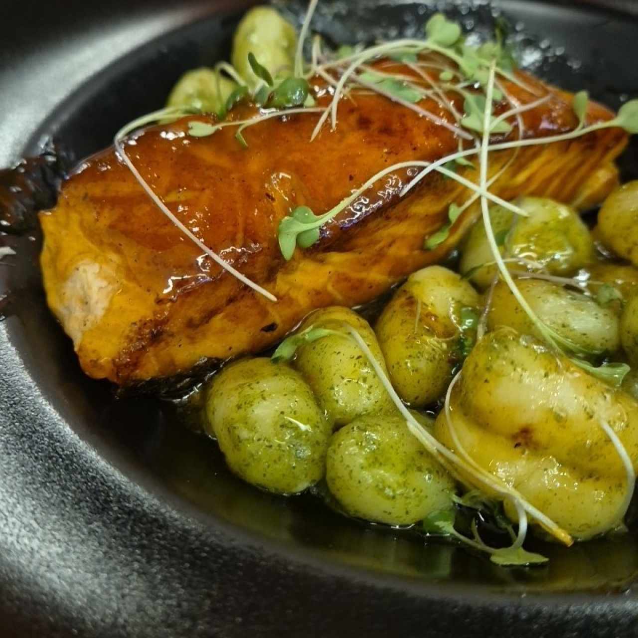 Salmón en Maracuyá y Gnocchi al Pesto