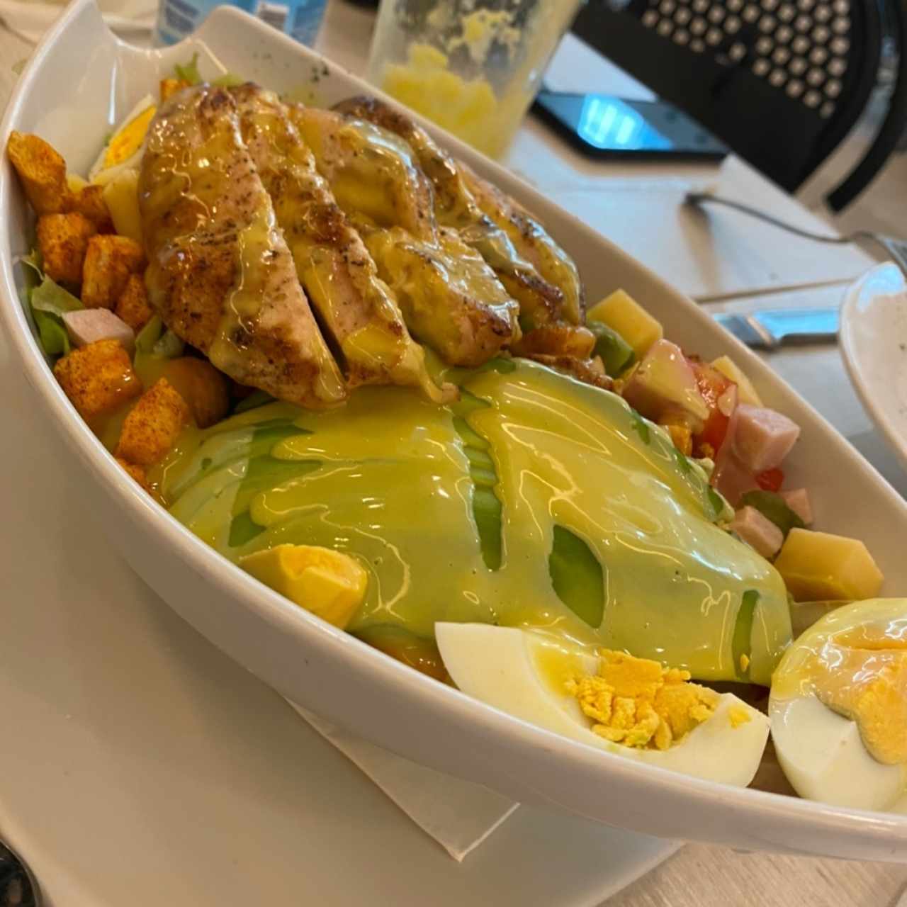 Ensalada de la granja con aguacate