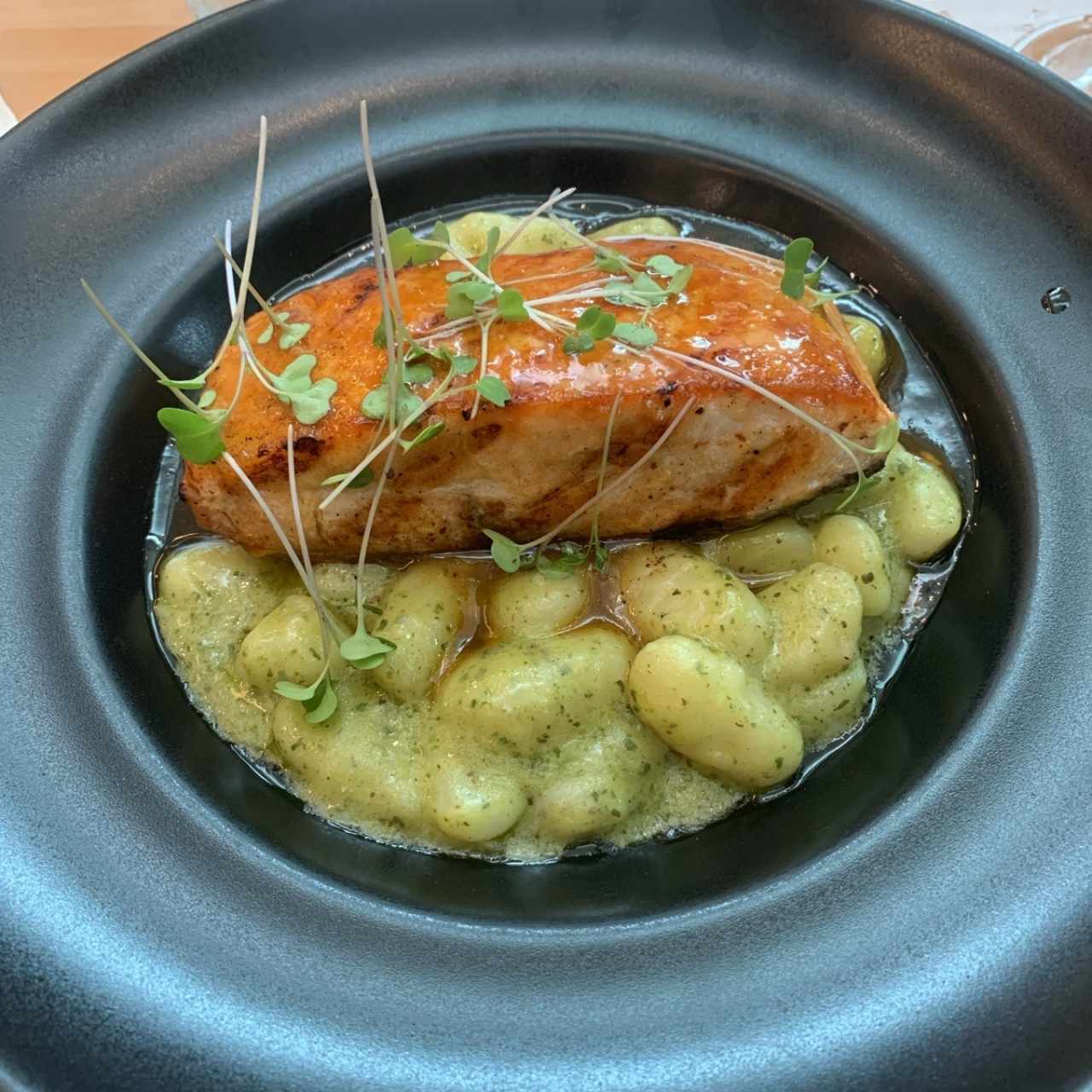 Salmon maracuya con gnocci