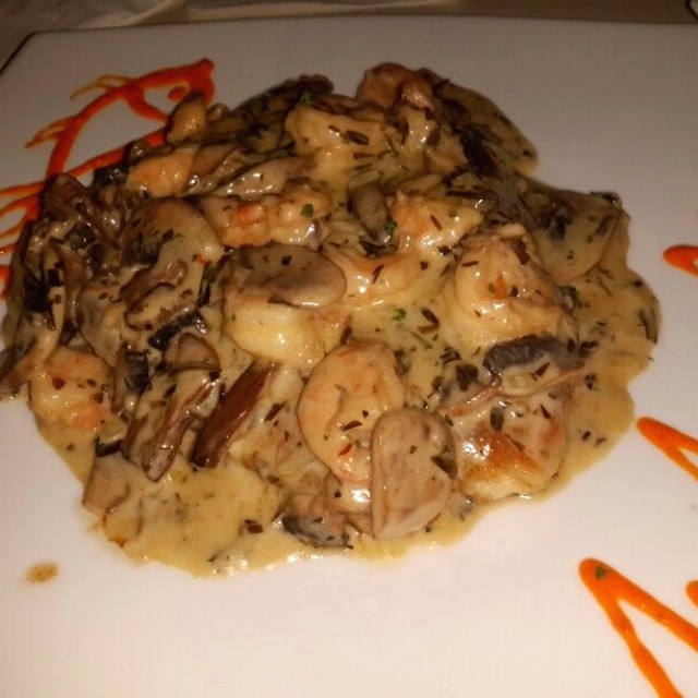 Corvina con camarones al ajillo