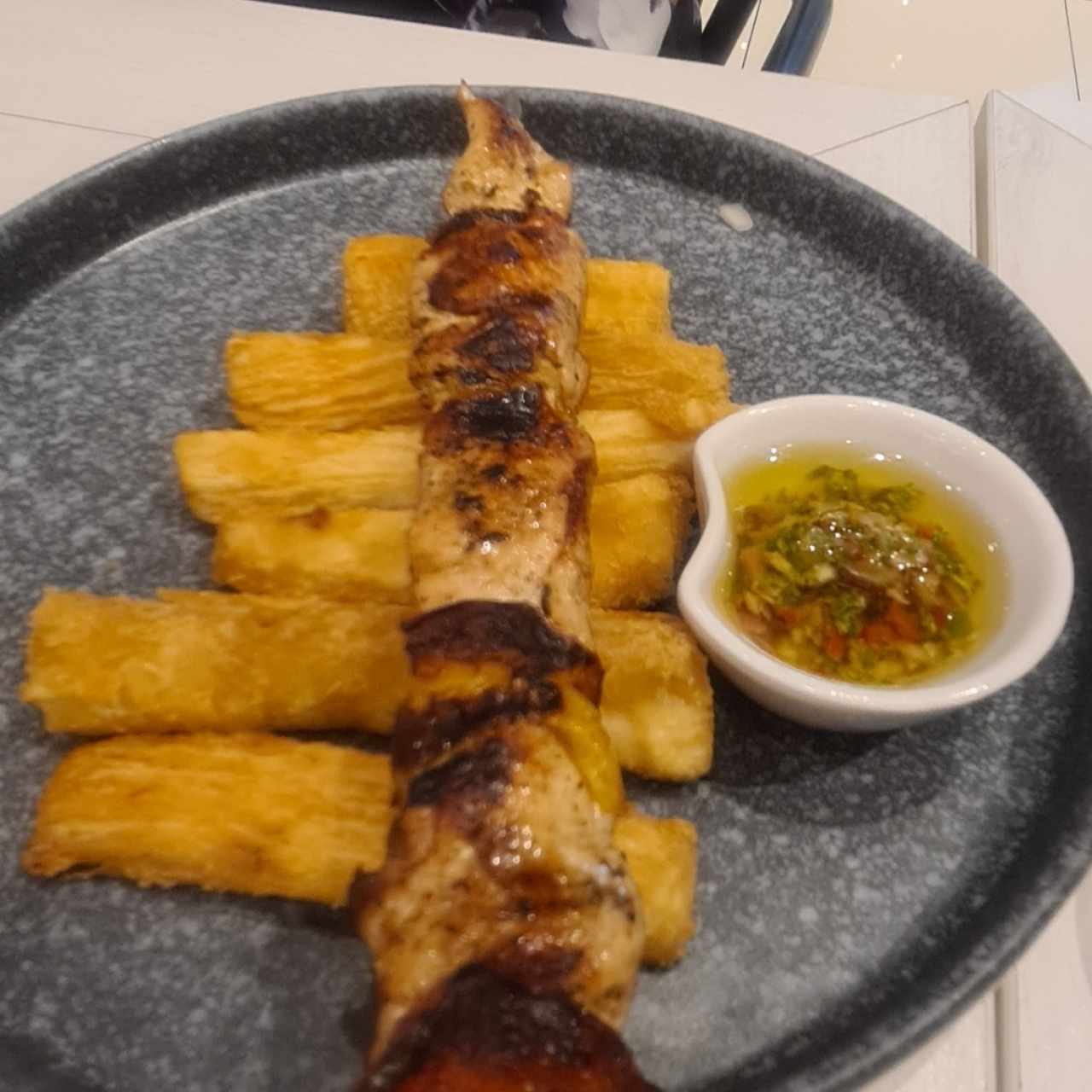 BROCHETAS DE POLLO Y YUCA FRITA