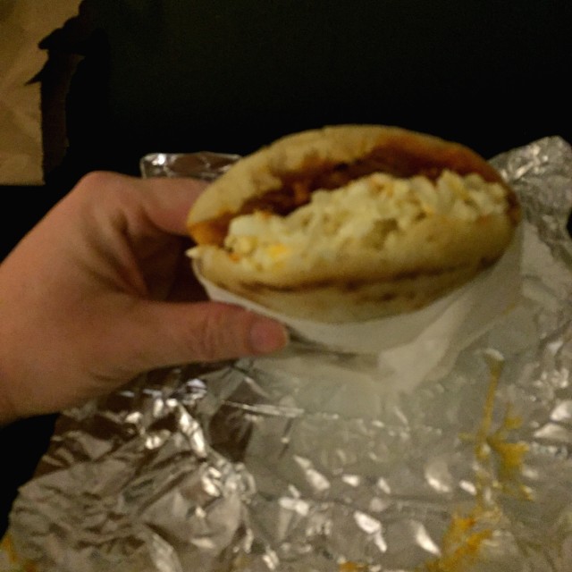 Arepa con carne y queso blanco