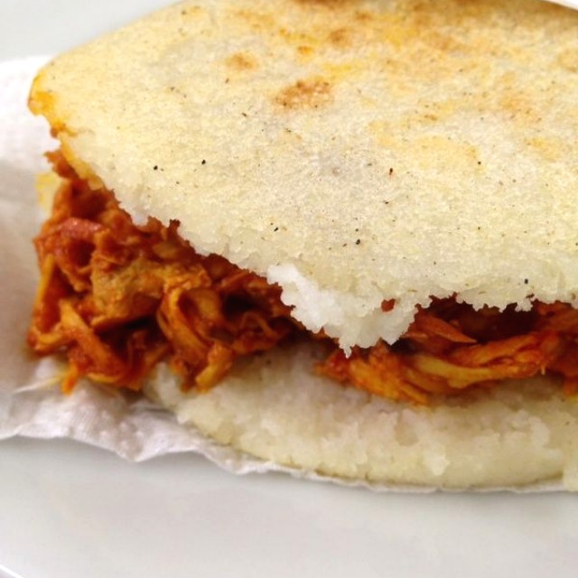 Arepa de pollo mechado