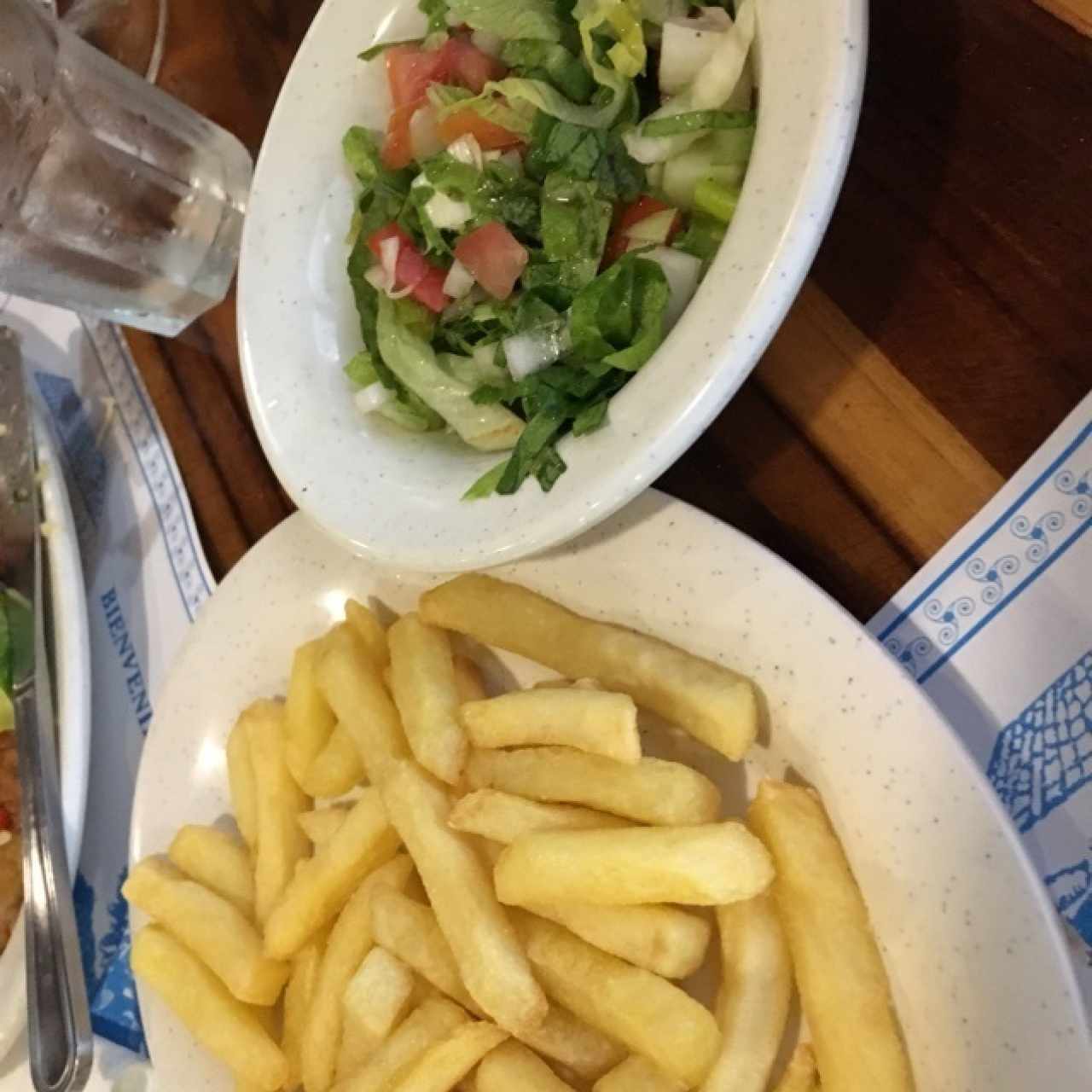 papitas fritas  y ensalada de la casa