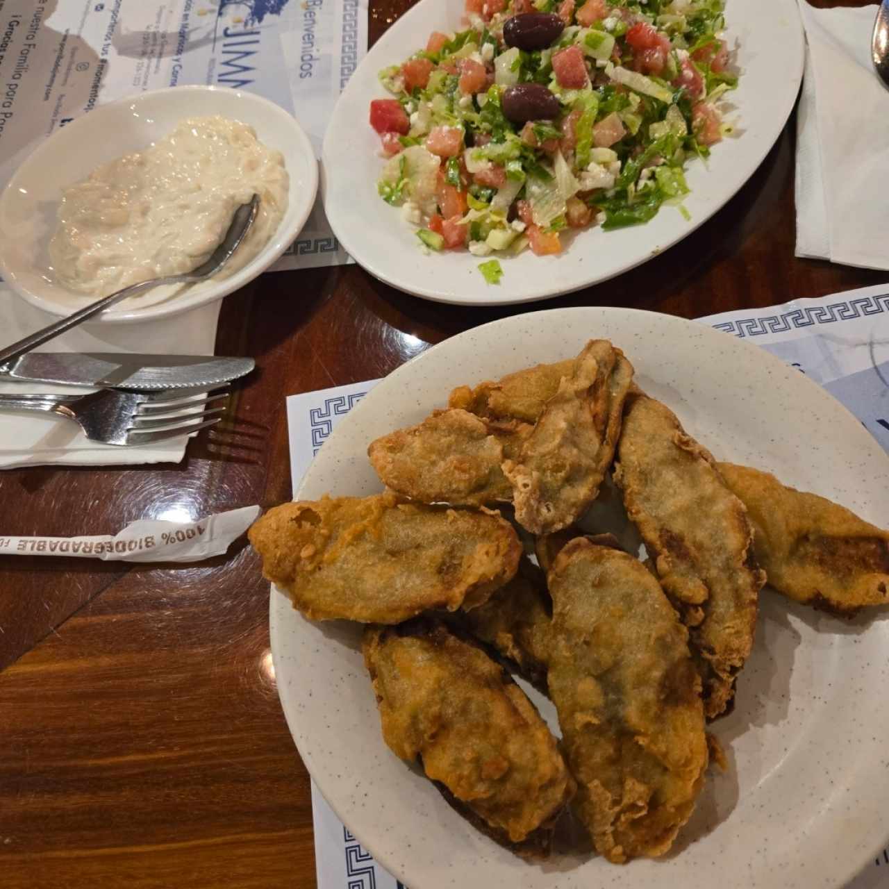 berenjena, ensalada griega y Saltiqui