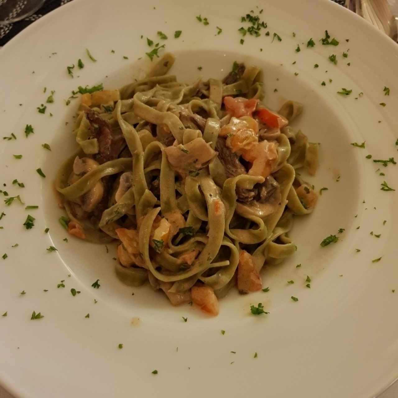 Fettuccini verde con carne (entraña)