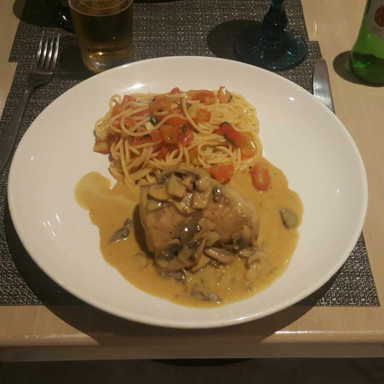 Tuna con champiñiones acompañado de espagueti aglie e olio