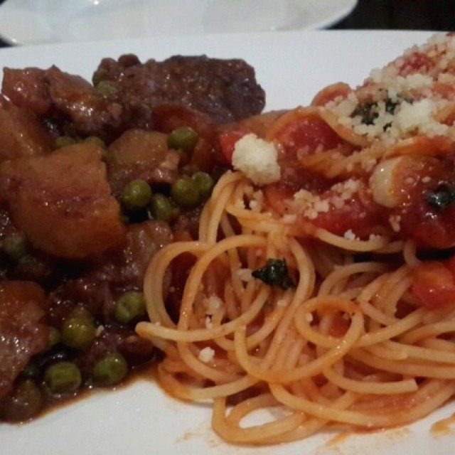 Costillitas de cordero con spagetti  napolitana