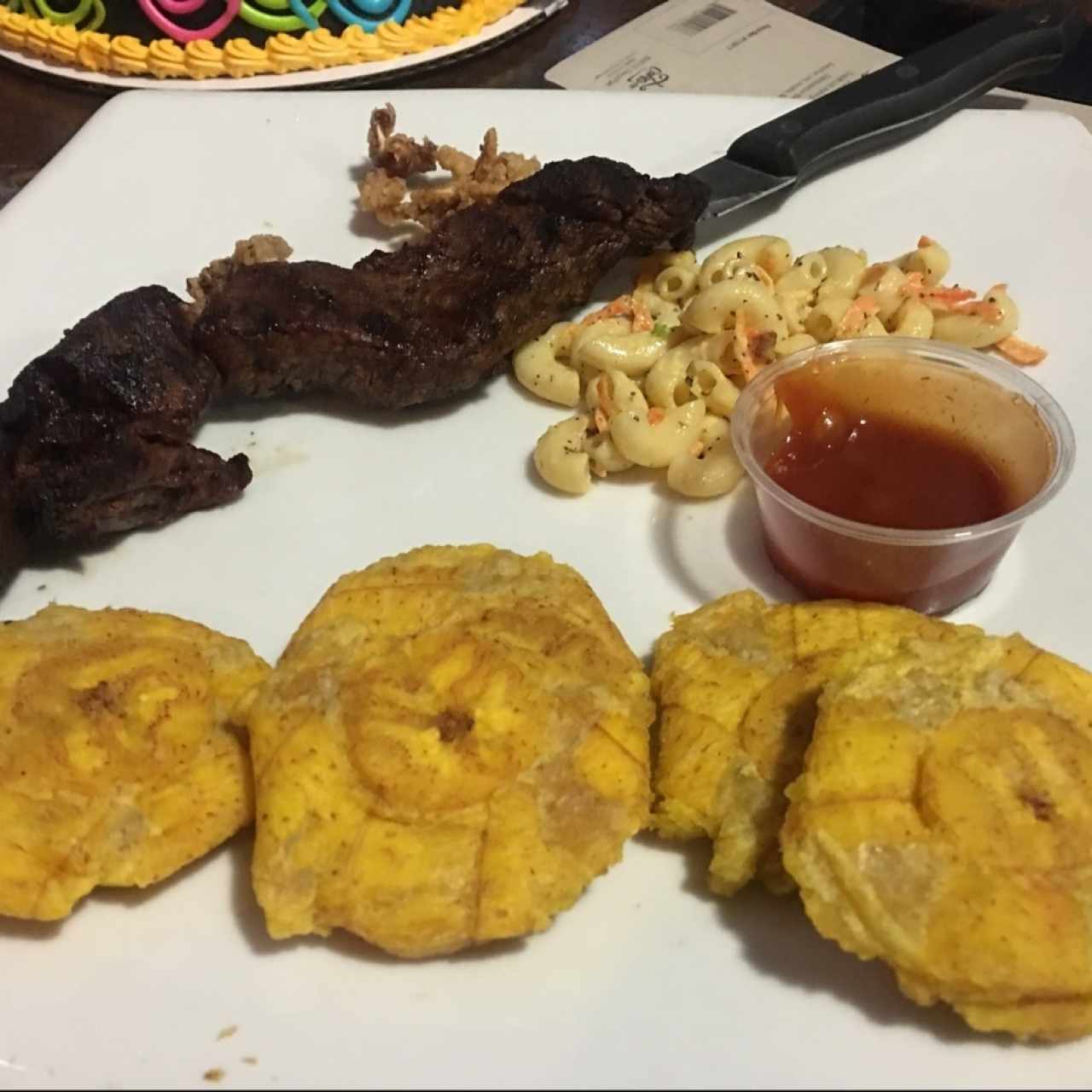 bistec con paracones y ensalada de coditos...