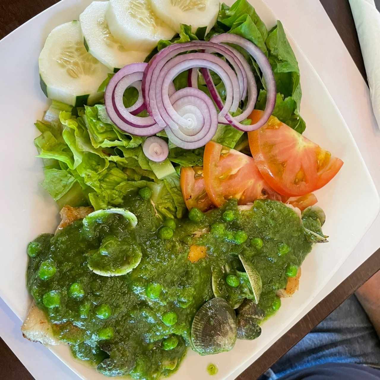 Corvina en Salsa Verde y Almejas Flambeadas al Brandy con Arroz Salteado