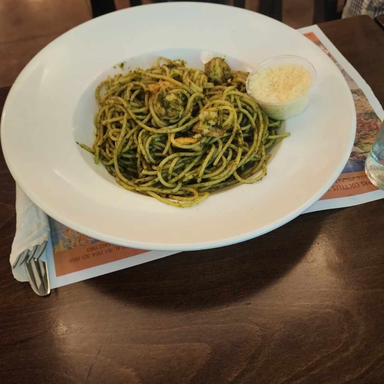Espaguetti al pesto con camarones, buena porción y deliciosos