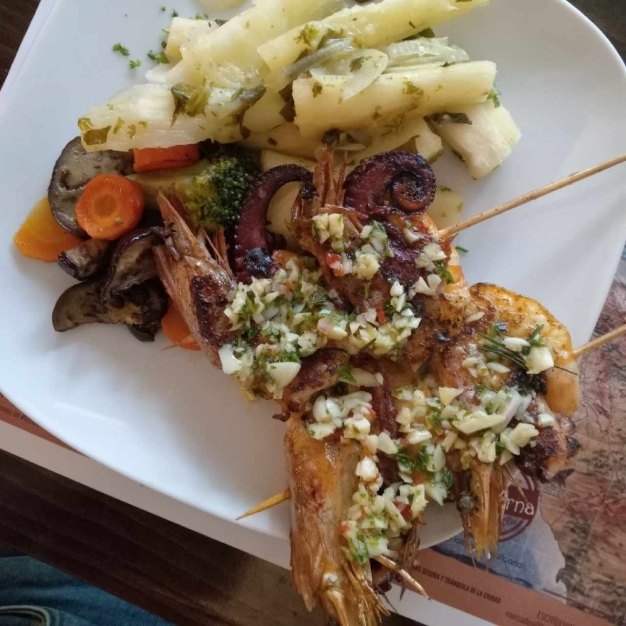 Brocheta de pulpo y langostino