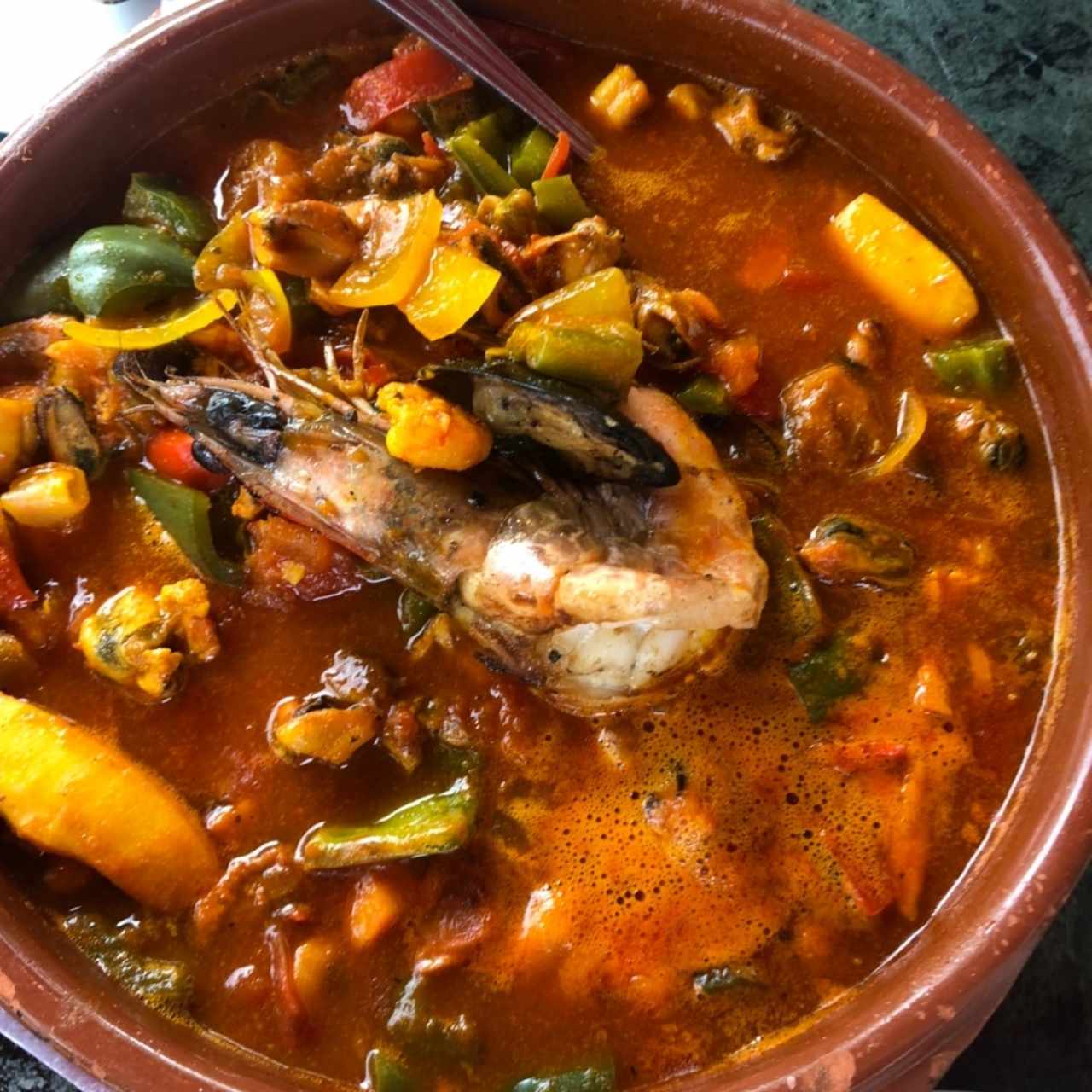 Cazuela de Mariscos en Salsa de Tomates Tiernos y Guindilla