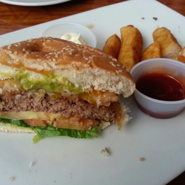 Hamburguesa Mc Clayton, con carne Angus, arros de cebolla y aguacate