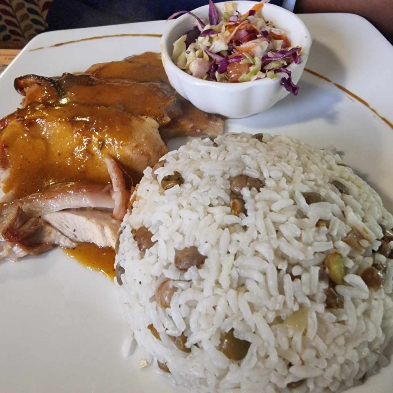 lechón con arroz con guandú