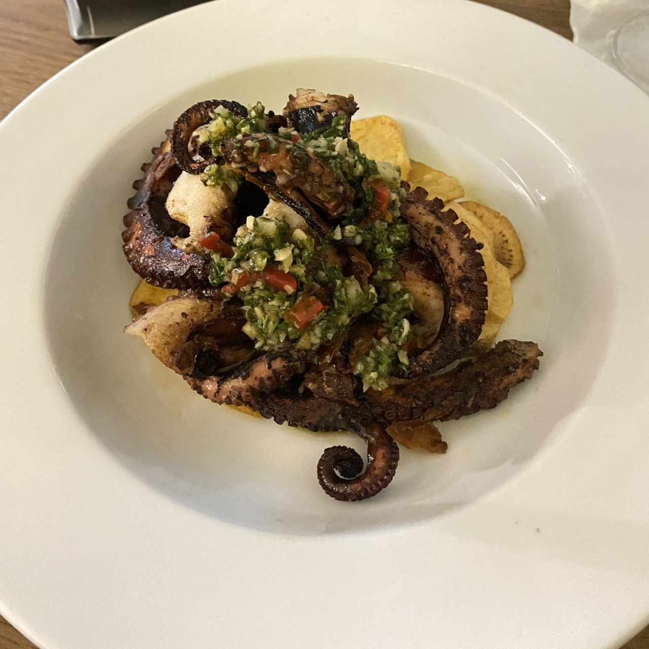 Pulpo a la Parrilla Sobre Medallones de Papa y Chimichurri