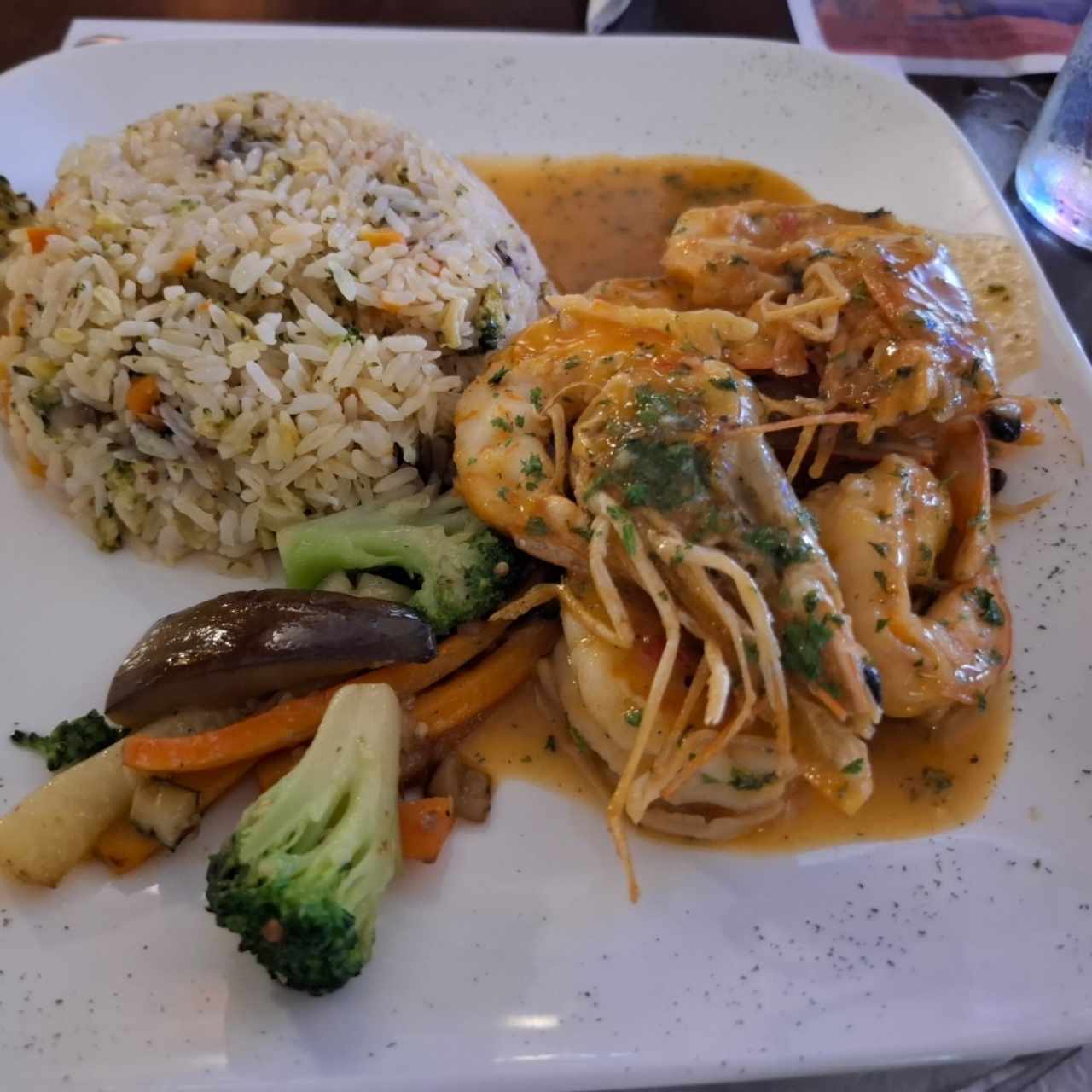 Langostinos al Ajillo de Bisque con Maracuyá y Reducción de Vino Blanco Sobre Arroz Salteado con Vegetales