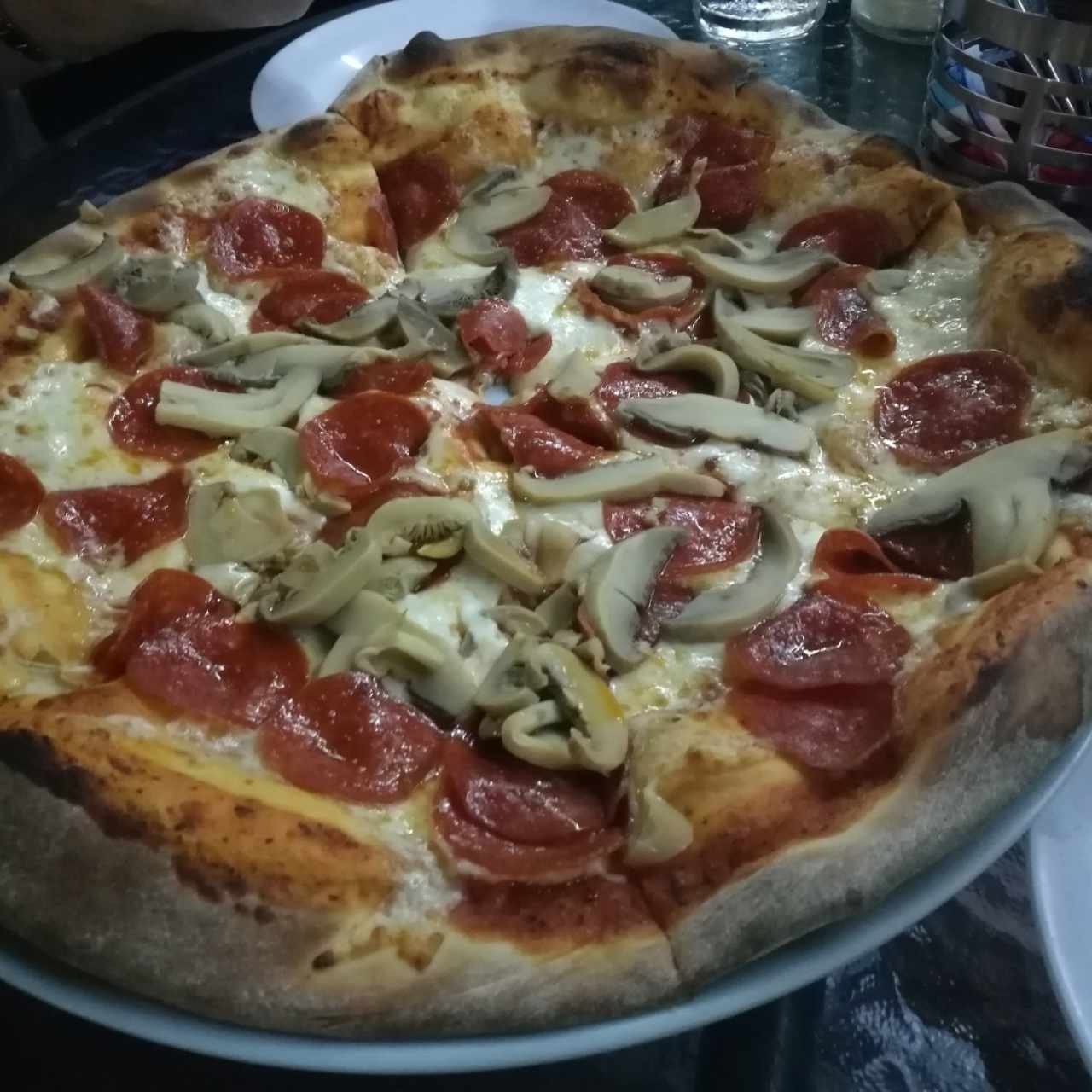 Pizza a la leña de hongos con pepperoni