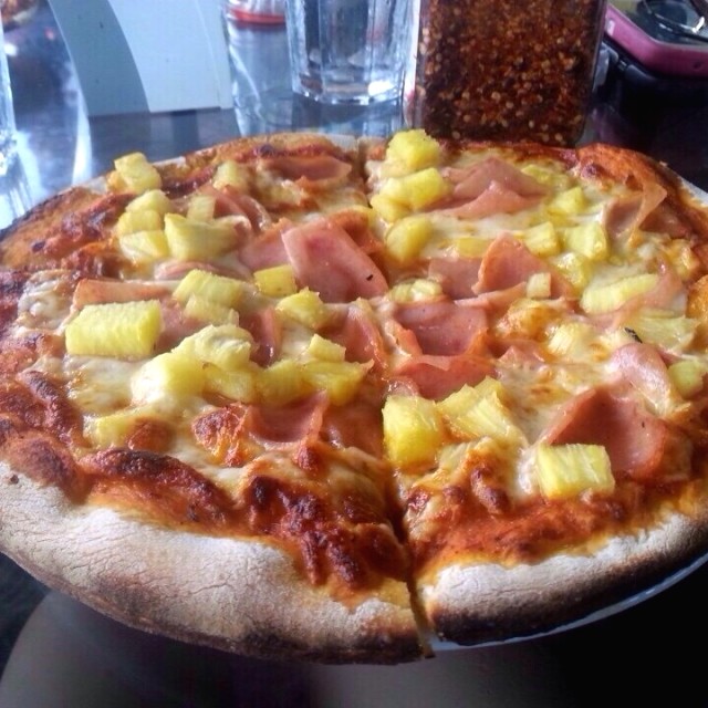 Pizza de jamon con piña