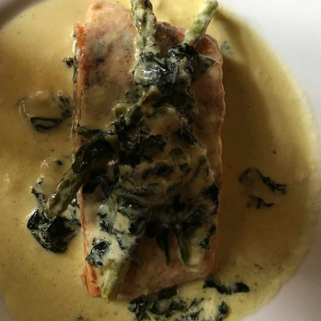 Salmón crema de espárragos y espinacas