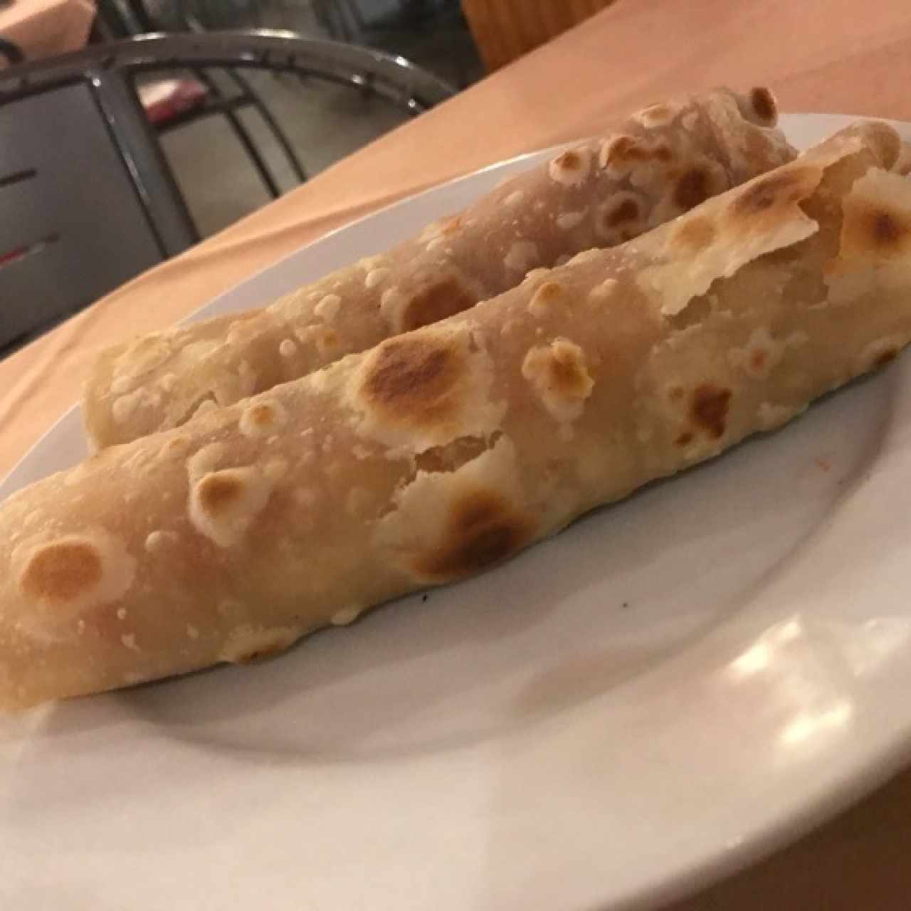 Frankie: rolls de Paratha con pollo adentro. Llena y es delicioso.