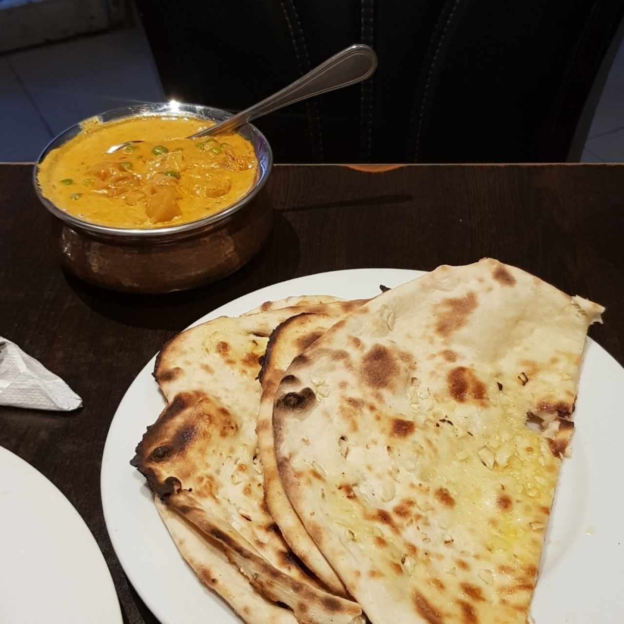 vegetales kurma y naan de ajo