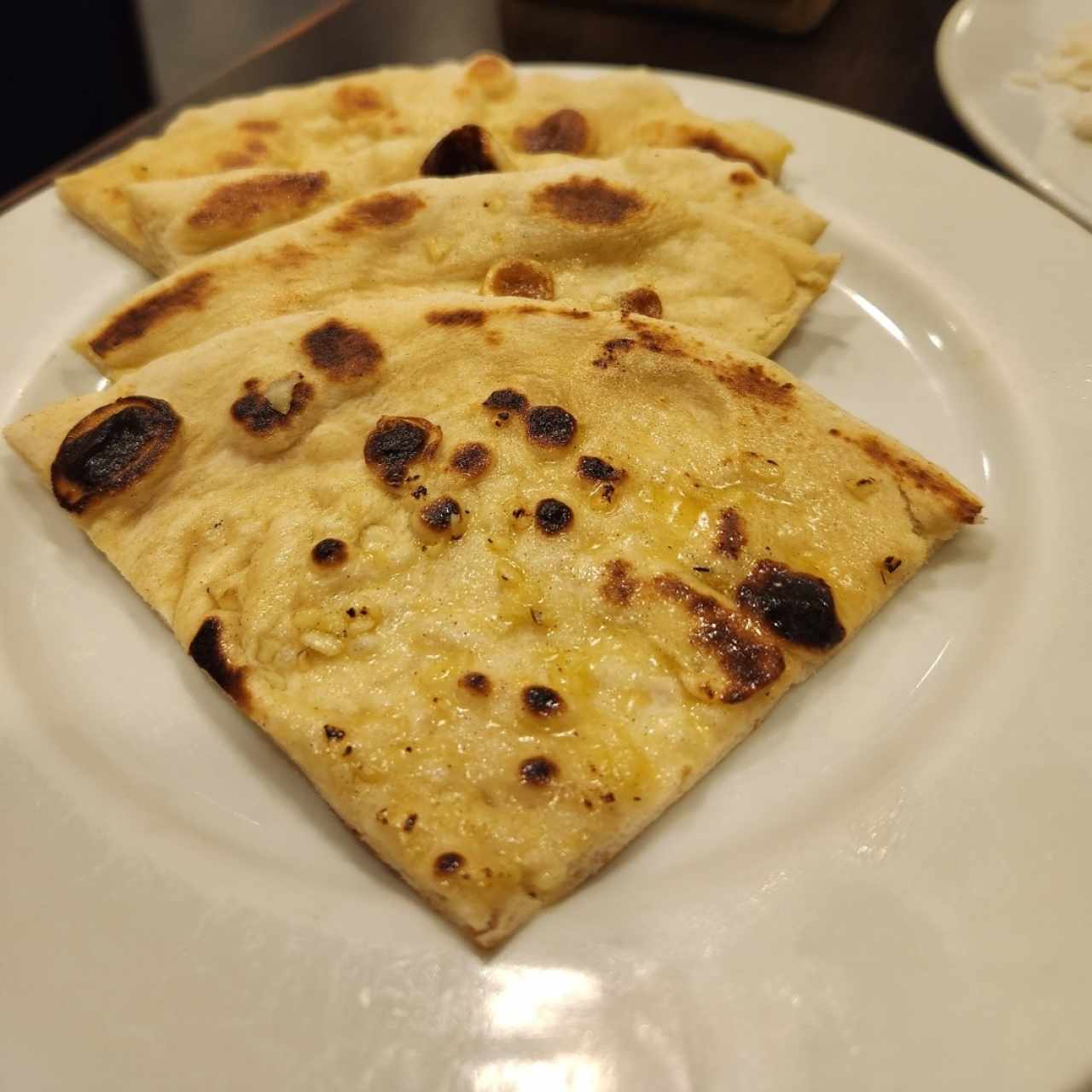 Accompaniments - Naan con Ajo