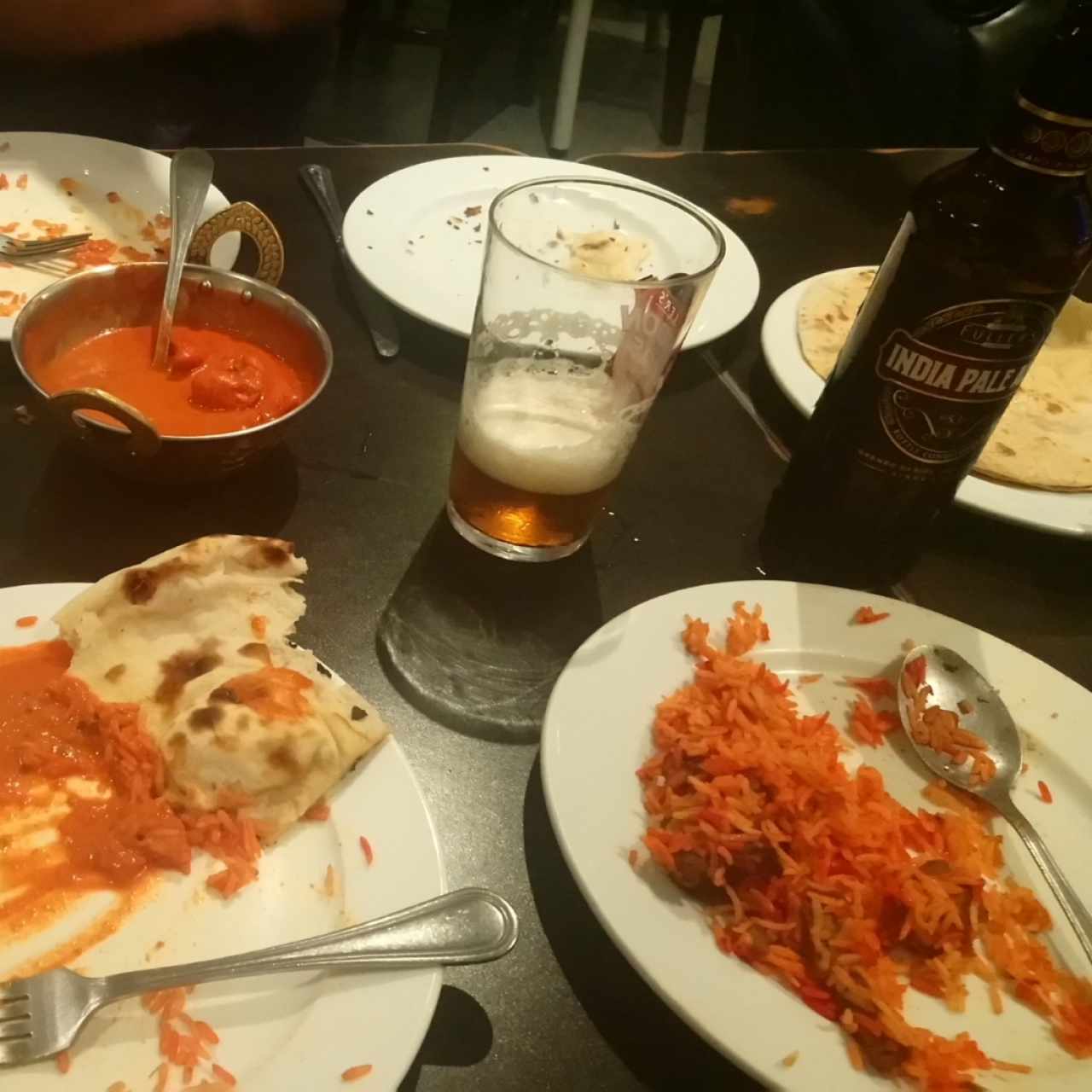 Mutton Biryani y Chicken tikka cremoso, nana y una cerveza India Palermo Ale