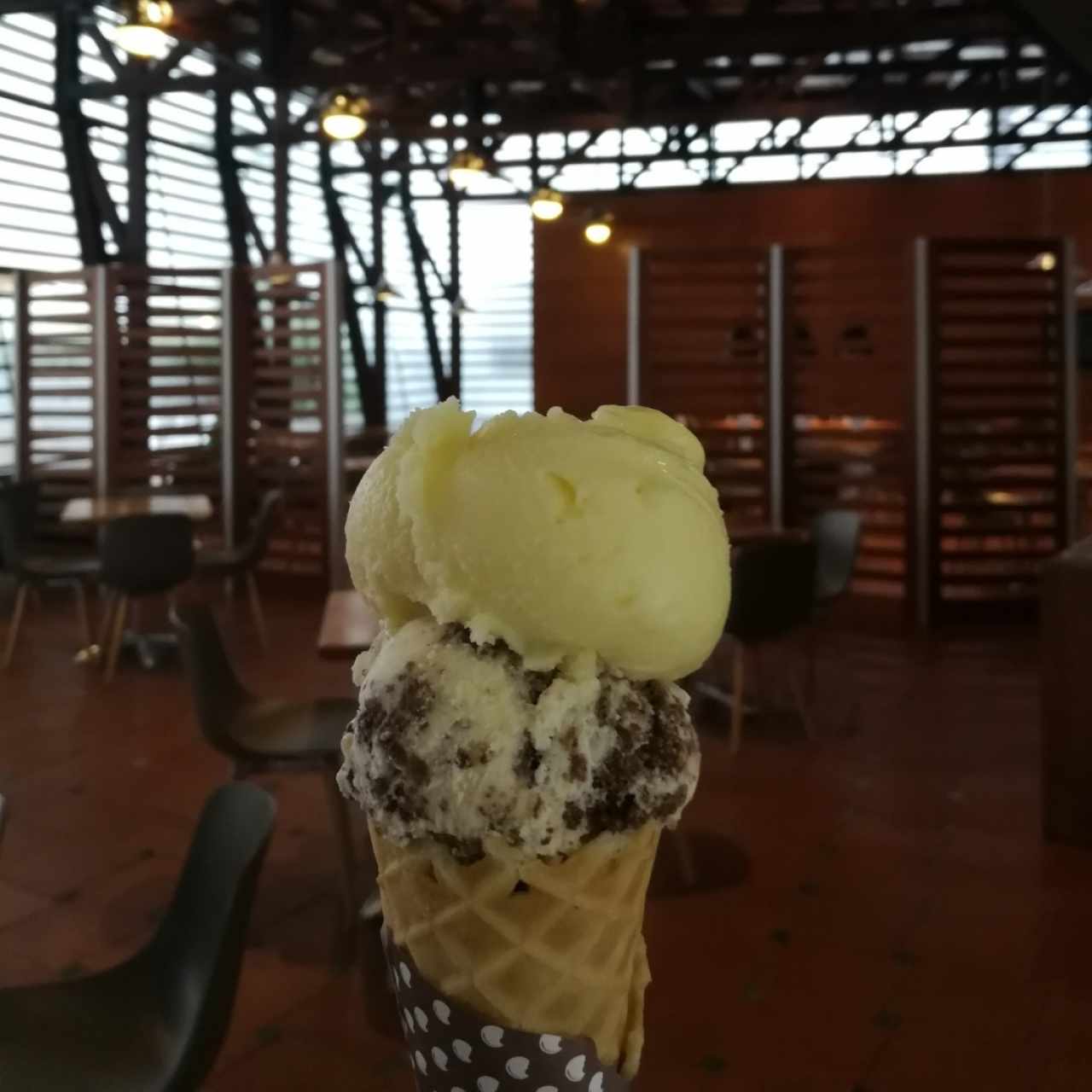 Cono de dos bolas brownie con naranja