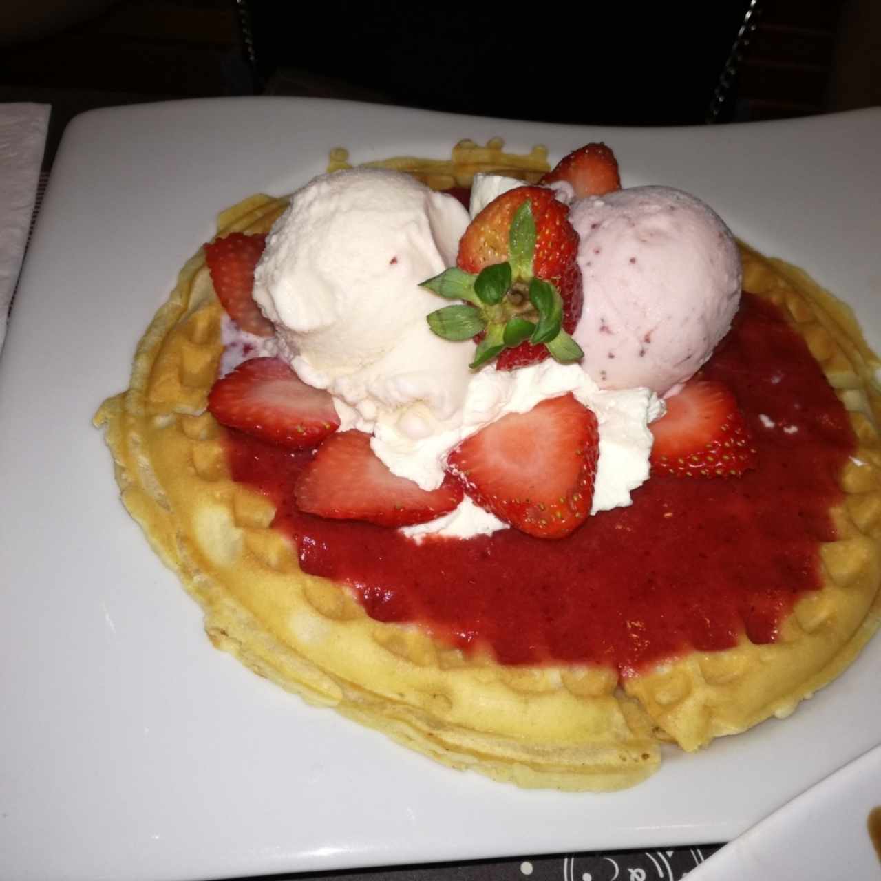 Waffles de Fresa con helado