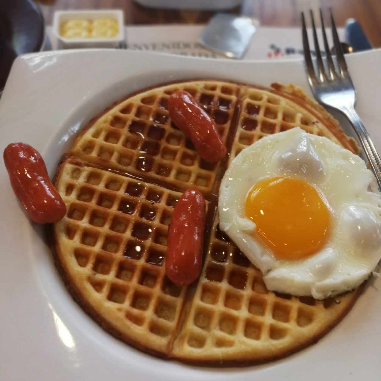 waffles huevo y salchichas