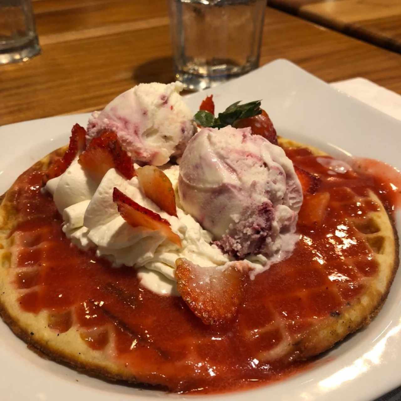 Waffle Deleite de Fresas con helado frutos del bosque. 