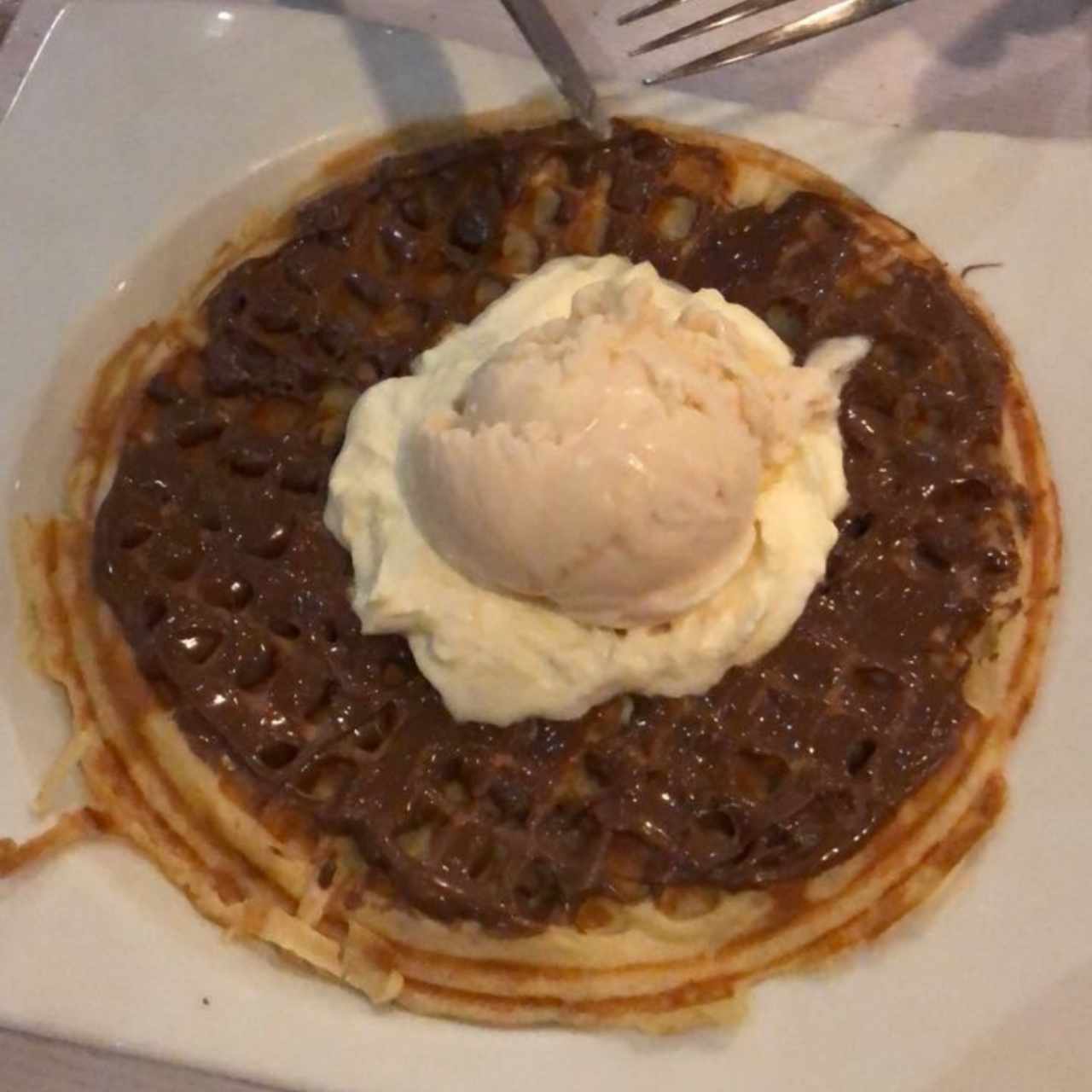 Waffles - Waffle NUTELA con helado de vainilla