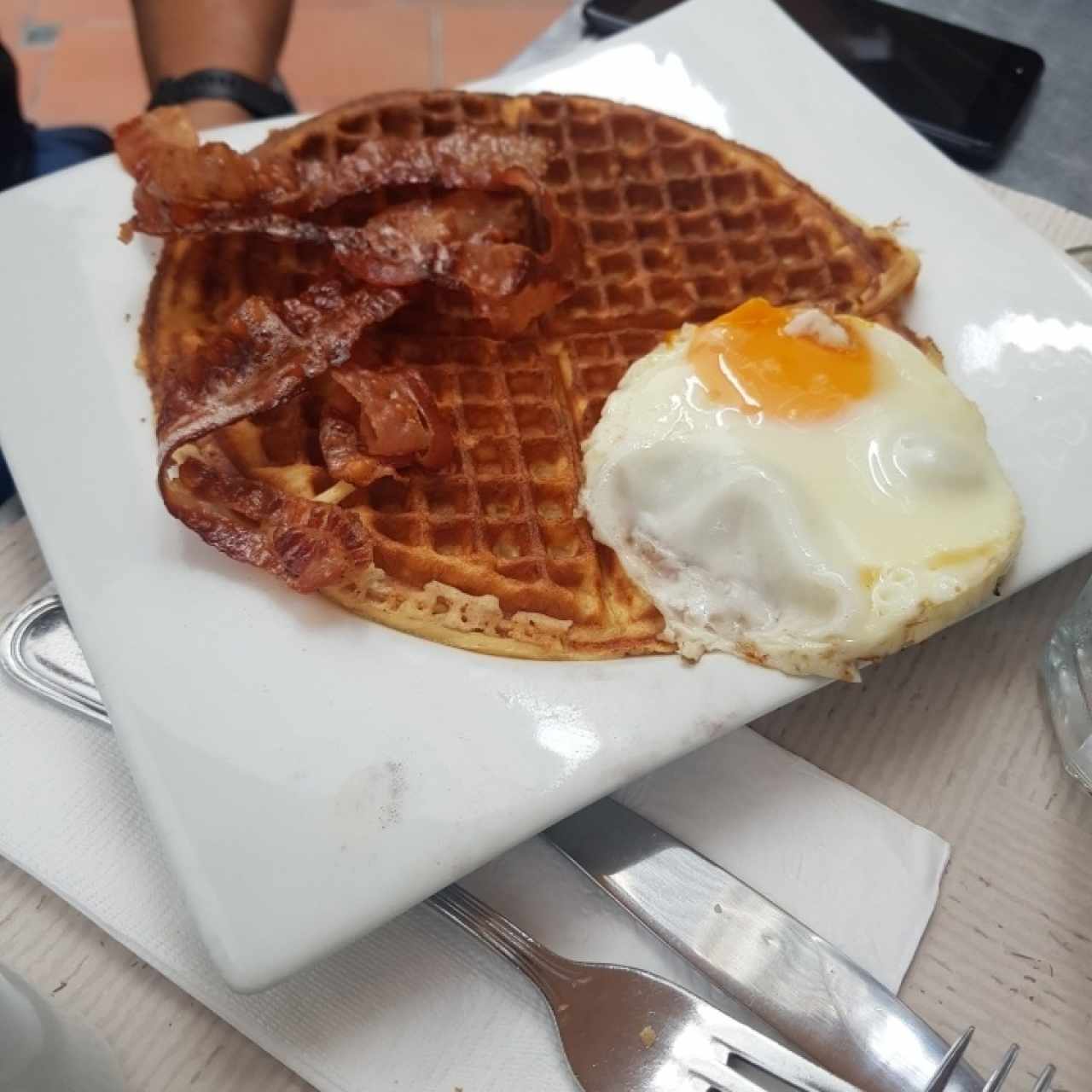waffle con huevo y bacon