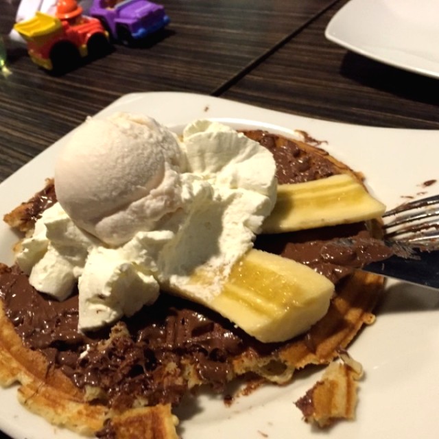 Waffle con banano y nutella